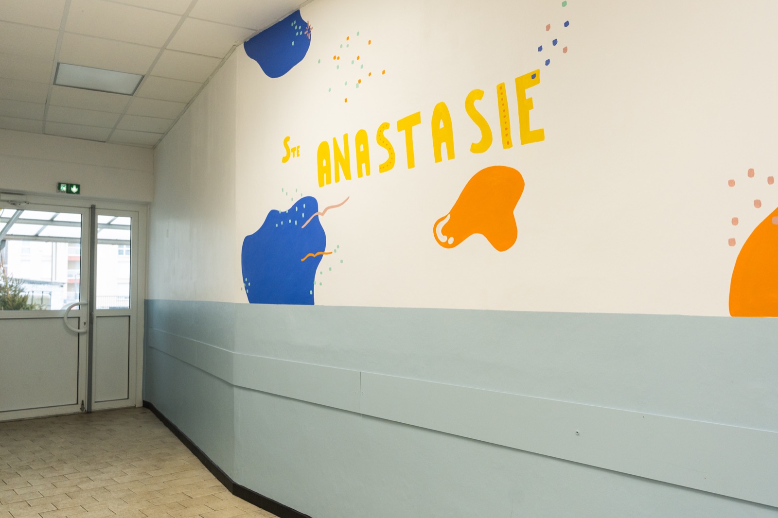 Couloir décoré de la fresque de l'école