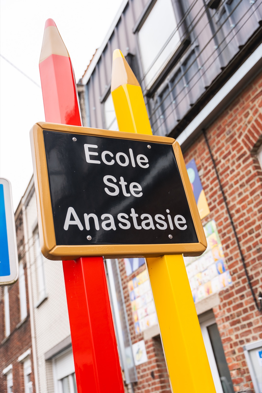 Les crayons géants de l'entrée de l'école