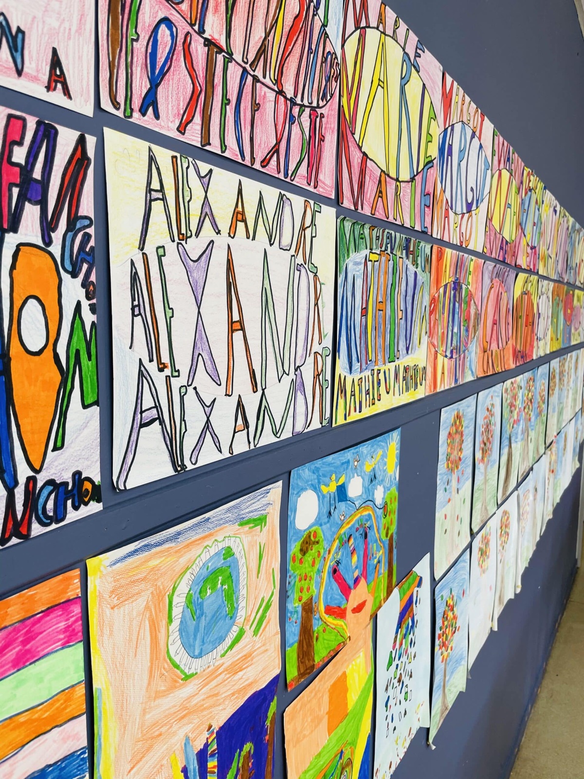 Dessins d'élèves affichés au mur