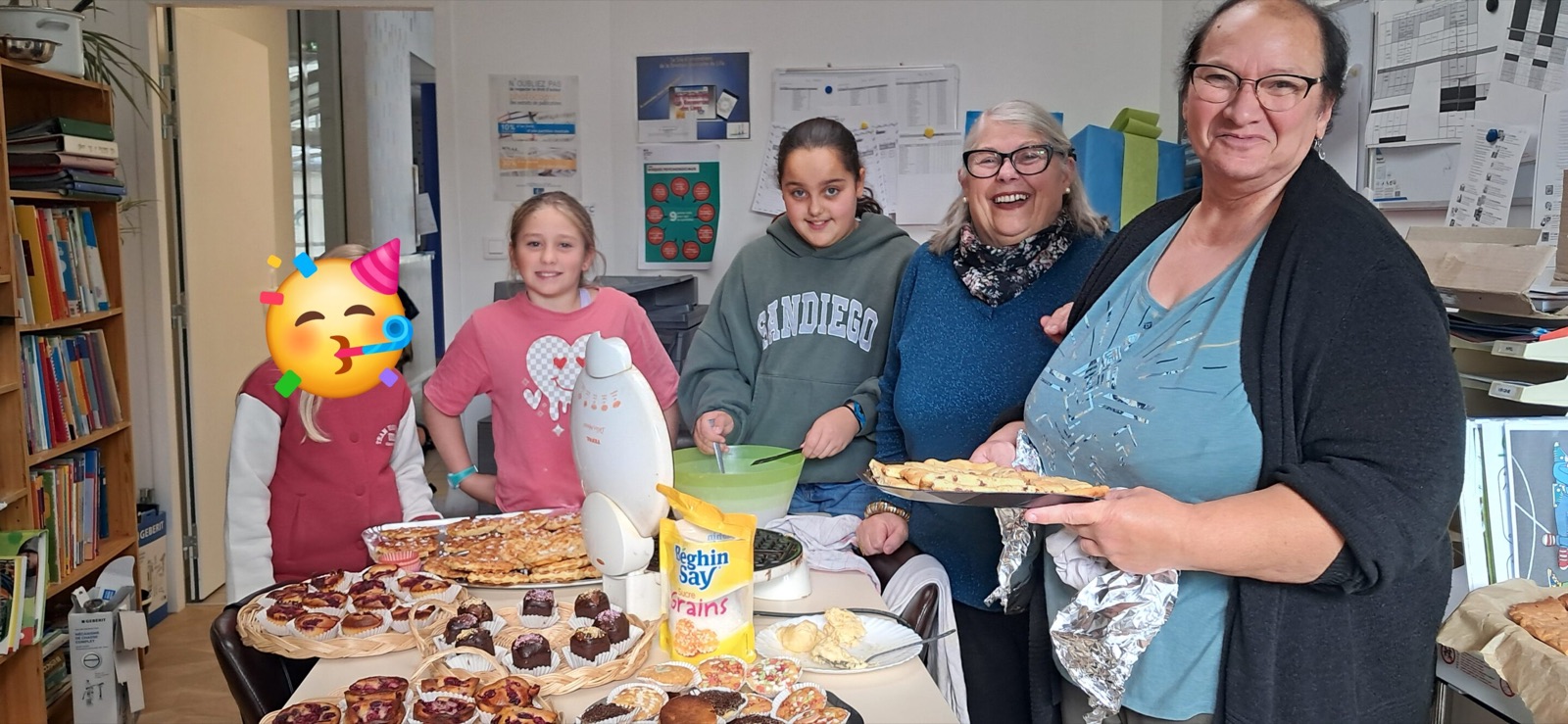 Parents et enfants réunis lors d'une fête d'école