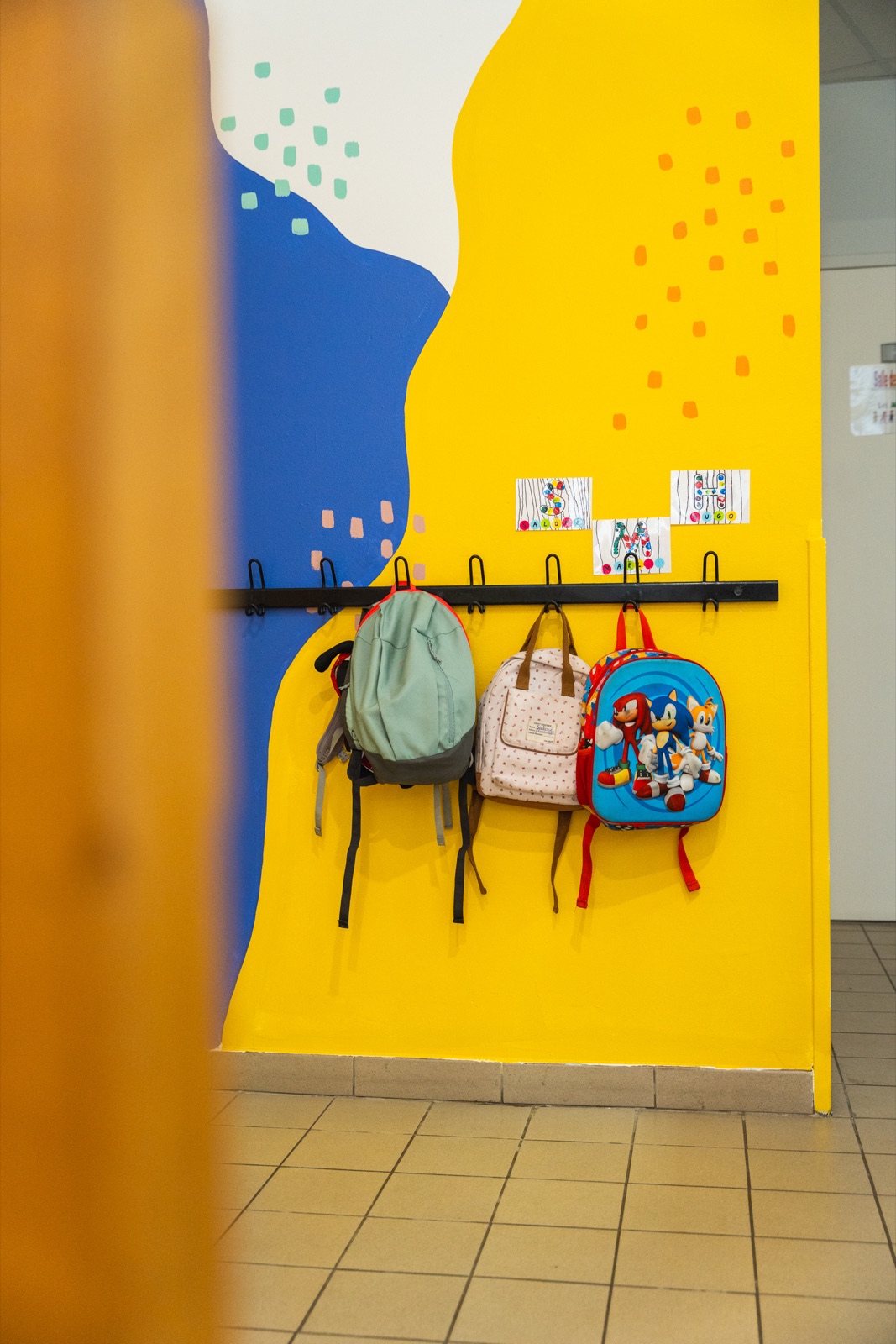 Portemanteaux colorés de la classe